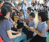 慈幼及慈少也同樣給出席的校長、老師們跪下奉茶，然後再來一個感恩的擁抱，讓師長們甚為感動。【攝影者：張燕茹】