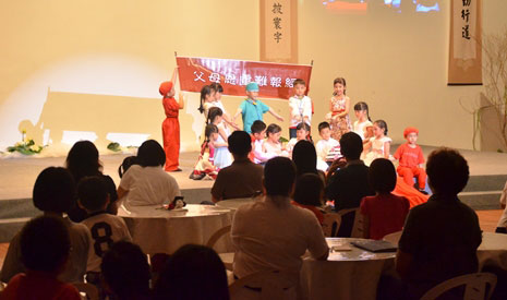 吉打慈濟幼兒園的畢業生演繹《父母恩重難報經》報答父母的養育之恩，也把行善行孝的善種子種在心田裡。【攝影者：蔡振加（惟立）】