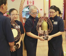 慈濟志工恭敬虔誠的將淨斯菩提鐘鼓擺放在觀世音菩薩面前，歡喜結法緣。【攝影者：邢薇薇】