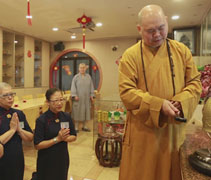 明吉法師現場敲擊淨斯菩提鐘鼓祈願大家身心闔安、家庭和樂、社會和諧、世界平安。【攝影者：邢薇薇】