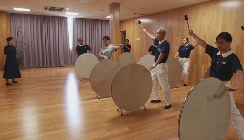 八位菩薩承擔「鐘鼓齊鳴」，每逢星期三晚上 、星期六下午於八打靈人文大樓排練。【攝影者：邢薇薇】