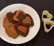 檳城淨斯研發團隊用淨斯資糧研發出心形「愛心福慧餅」，「小愛心」與「大愛心」心心相印，期許大家愛心滿滿迎接新的一年。【攝影者：邢薇薇】