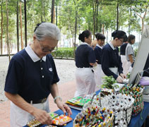 慈濟師姊將回收的塑膠包裝袋製作成環保袋，帶到現場展示，展現廢物利用的魅力。【攝影者：邢薇薇】