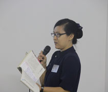 從事書記的志工黃雍清介紹一本新書《環保人回收物》，深入淺說回收物的物理知識。【攝影者：連進昇】