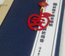 讀書團隊用心製作「讀書會筆記本」和出席者結緣，根據上課聽到的重點，記錄到自己的筆記本上。【攝影者：黃凱順（本宸）】