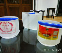 環保需要在生活中落實，志工馬精苠把煮菜的瓶罐加上一點巧思製作成水桶與出席志工結緣。【攝影者：李國錢（惟建）】