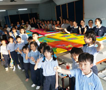 慈濟邀請本地蠟染藝術家-郭柔瑩學習，指導孩子和家長們峇迪蠟染彩繪，做兒童劇公演的布幕背景。【攝影者：余秀娟】