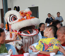 小學醒獅團向大家拜個早年及志工們献唱兩首新年歌曲序幕。【攝影者：鍾智強】