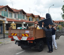 慈濟志工與五福城居委會委員跟著大卡車，挨家挨戶回收各種大小回收物，看到堪用的物品，如沙發和鐵床架，則在處理後，轉送給有需要的照顧戶。【攝影者：吳學敏】