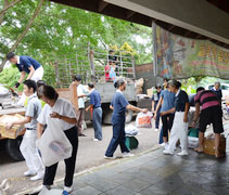 卡車載滿了回收物後，折返五福城居民協會會所進行分類。【攝影者：吳學敏】
