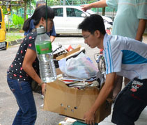 第一次參與環保日活動的五福城居委會委員陳友發（右）表示，做資源回收的款項能夠幫助其他有需要的人，自己可以參與其中，讓他感到很開心。【攝影者：吳學敏】