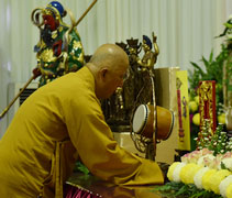 禪亮法師將淨斯菩提鐘供奉在佛前案桌上。【攝影者：黃綉英（慈錦）】