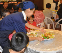 香積志工為大家端上幾道佳餚，其中包括以香積飯為餡，由古來品香茶室製作提供的素燒賣。【攝影者：郭澤堯】