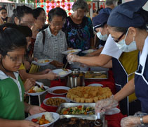 志工們為照顧戶準備了美味餐點，讓大家溫飽了肚子才回家。【攝影者：蔡威勝】