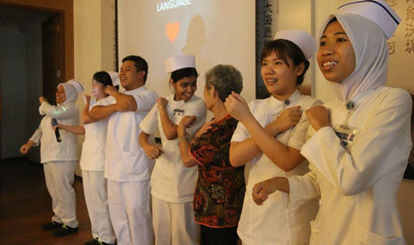 馬來西亞吉打慈濟洗腎中心舉辦了腎友聯誼會，護理人員邀請了腎友上台，一同表演手語。【攝影者：尤靜蓓（慮忱）】