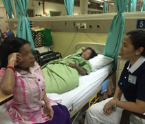 雪蘭莪書軒志工接棒前往醫院關懷李琴琴兩姊妹。【攝影者：雪蘭莪靜思書軒提供】