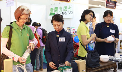 慈濟師姊把握因緣與大德分享如何運用淨斯環保用品，讓更多人認識淨斯法品。【攝影者：邢薇薇】