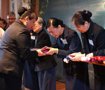 雪蘭莪靜思書軒負責人許秀芬（慈永）師姊、楊鞦菊（慈祺）師姊以福慧紅包和福袋與會眾結好緣。【攝影者：劉敬志（濟志）】