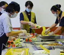 志工特別選用淨斯產品製作了幾道美味小巧的素食點心，還精心擺設冷盤。【攝影者：黃維光】