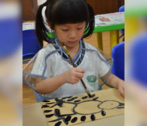 五歲班的洪宇霈小朋友發揮創意，為她畫好的小雞，添加滿滿的「點」。【攝影者：劉曉秀】