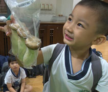 新山慈濟幼兒園一年一度吃團圓飯的日子即將到來，六歲班的吳坤慶等小朋友，從家裡帶來了各種應節的年菜，要為園裡的大家準備一頓豐盛的圍爐火鍋。【錄影者：鄭振昌（惟興）】