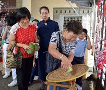 許多民眾攜老帶幼提著竹筒回娘家，將小竹筒的祝福，匯集成大愛流入功徳海，幫助有需要的人。【攝影者：鄧嘉棋】