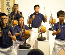 感恩會以「鐘鼓齊鳴！」及一群演繹者隨著《勤行頌》歌曲，道氣十足的演繹，拉開帷幕。【攝影者：陳建驊】