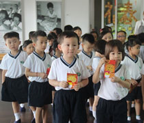 新年假期結束後，吉打慈濟幼兒園的小朋友紛紛帶著他們的小禮物來上學。【攝影者：許證勝（濟韡）】