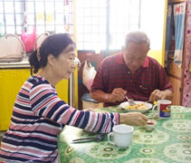 病痛的到訪，讓陳麗珠（左）和林进爵（右）學會與病共處，從飲食開始做出調整。【攝影者：胡慧芬】