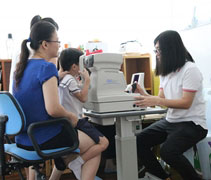 父母陪伴孩子回到幼兒園參加健檢，與老師深入瞭解孩子的健康狀況。【攝影者：尤靜蓓（慮忱）】