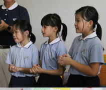 檳城安親班的學生為李琴琴獻上一首《發好願》，用歌聲溫暖人心。【攝影者：黃翊晴】