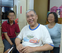 罹患糖尿病十多年後的朱先生，兩年前右小腿不幸被截肢，而開始接受馬來西亞檳城慈濟志工的關懷。