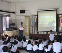 幼兒園園長張麗婷為檳城幼兒園的學生講解環保的重要性。【攝影者：黃翊晴】