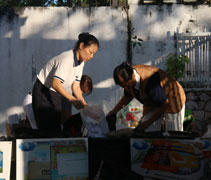 大愛媽媽們及教職員正在為孩子們帶來的壞手物品做最後的分類。【攝影者：黃翊晴】