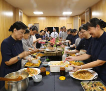 雪蘭莪靜思書軒慈濟志工這天準備了許多健康又營養的素食餐點與參與新春聯誼的法親、大德結一份好緣。【攝影者：邢薇薇】