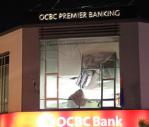 位於古來優美城（Bandar Indahpura）的一家銀行，玻璃窗戶被強風吹破，對街的交通燈燈倒，路牌損壞，車輛被傷的幾乎只能夠報廢，市區一片狼藉。【攝影者：陳志財（濟庭）】
