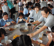 孩子們學習從食的禮儀開始，將人文落實於生活中；也讓孩子與家長有機會接觸美味的素食料理。【攝影者：陳國榮（濟崞）】