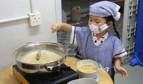 檳城幼兒園的學生化身小廚師，親手為同學們準備太空素食餐。【攝影者：黃翊晴】