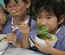 進入蔬果星球，開始了為期一個月的素食之旅，孩子在星球上津津有味地吃蔬菜。【攝影者：黃翊晴】