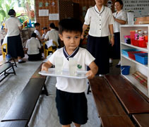 檳城幼兒園的學生小心翼翼地捧著托盤，因為，成為服務員的首要條件，就是把食物安全送給客人。【攝影者：黃翊晴】