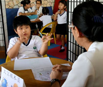 應徵太空技術員的孩子認真地向「老闆」說出自己的設計理念。【攝影者：黃翊晴】