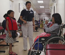 李琴琴在人醫會醫生穿針引線下來到吉隆坡中央醫院接受身體檢查，準備為遺傳性肉瘤進行切割手術，慈濟志工多次陪伴李琴琴往返吉打、吉隆坡兩地。【攝影者：邢薇薇】