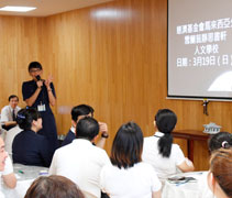 人生經驗豐富的家長，放下工作陪伴子女參與人文學校，藉此機會再次回到學堂，學習慈濟人文，培養好的品德。父母是孩子的「模」，一定要先照顧好自己的言行舉止，才能教育孩子。【攝影者：何美霞（慮霞）】