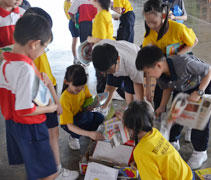 孩子們從雜亂的資源中尋找可回收資源。【攝影者：陳祖清】