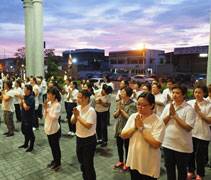 眾人於佛像前大回向，祈求天下無災無難。2017年4月14日清晨，四十五位蘭卡威慈濟志工與民眾虔誠朝山。【攝影者：王琰清（懿珞）】