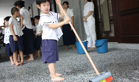 慈濟幼兒園五歲班的小朋友出坡打掃，體驗精舍師父「一日不作，一日不食」的精神。【攝影者：王小瑩】