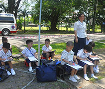 慈濟幼兒園六歲班的學生拿起畫筆，並在老師的陪伴下，一筆一畫，繪出自己心目中的靜思堂。【攝影者：李章旺】