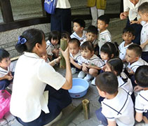 老師用真實的竹子向孩子們講解，讓四歲班的小朋友了解及認識竹子，並且學習竹子的精神，做個不驕傲、虛心向學的人。【攝影者：莊智文】