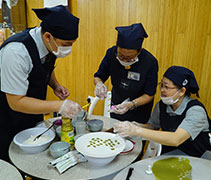 朝山隊伍在進行着，另邊廂人文大樓的淨斯團隊忙著烹製壽桃。壽桃的材料是淨斯資糧製作，營養、美味又健康。【鄭兆晄（濟暉）】