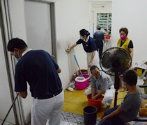 十三位志工及民眾同心協力為拉妮亞姆清理屋子，希望能為她帶來一個乾淨舒適的居家環境。【攝影者：方莉敏】